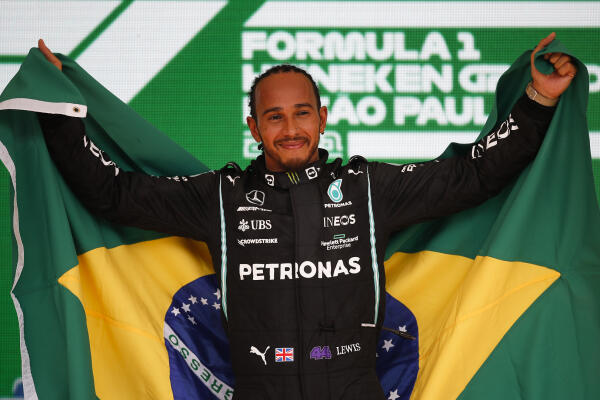 Lewis Hamilton met de Braziliaanse vlag op het podium GP Brazilië 2021