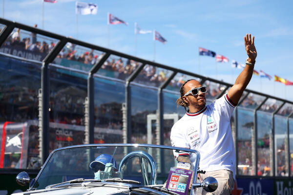 Lewis Hamilton zwaait naar de menigte in Australië 2022