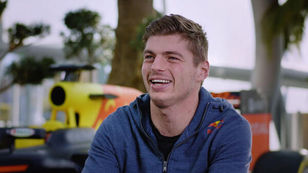 Max Verstappen filmt met Red Bull 2021