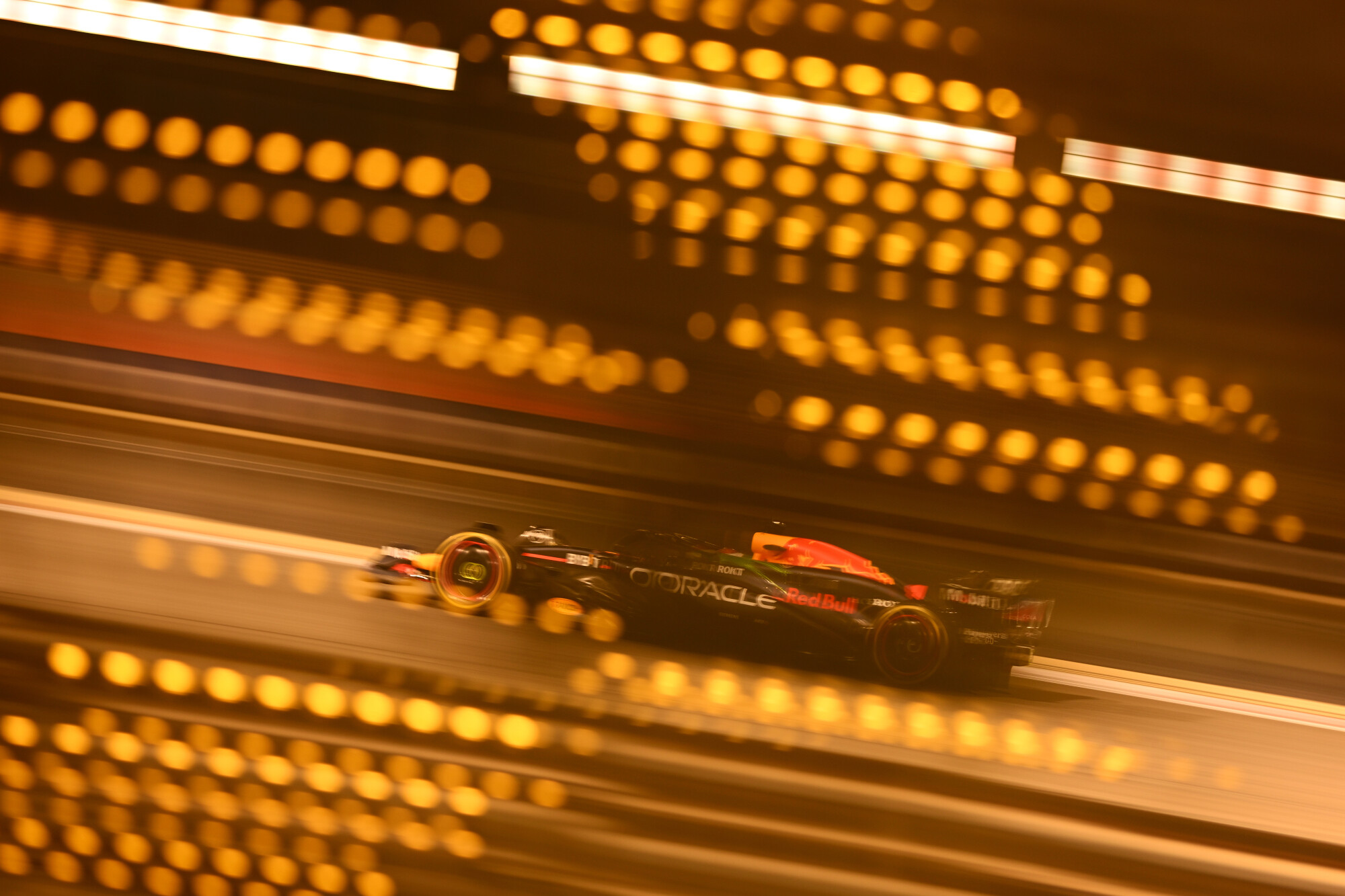 Verstappen in auto Bahrein test