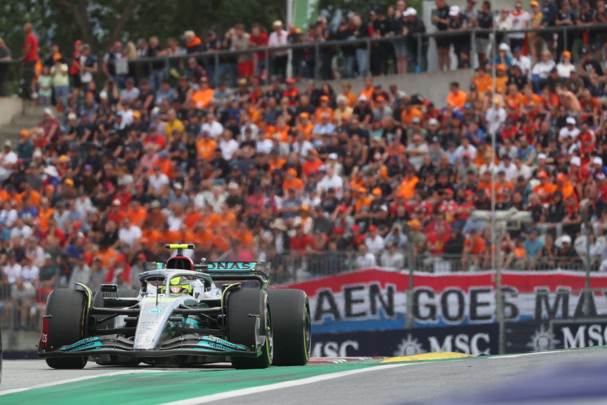 Lewis Hamilton - rijdend voor oranje fans - Oostenrijk 2022