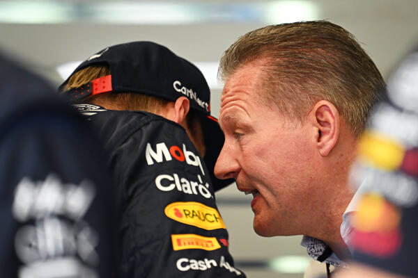 Jos Verstappen - fluistert in oor Max Verstappen - Spanje 2022
