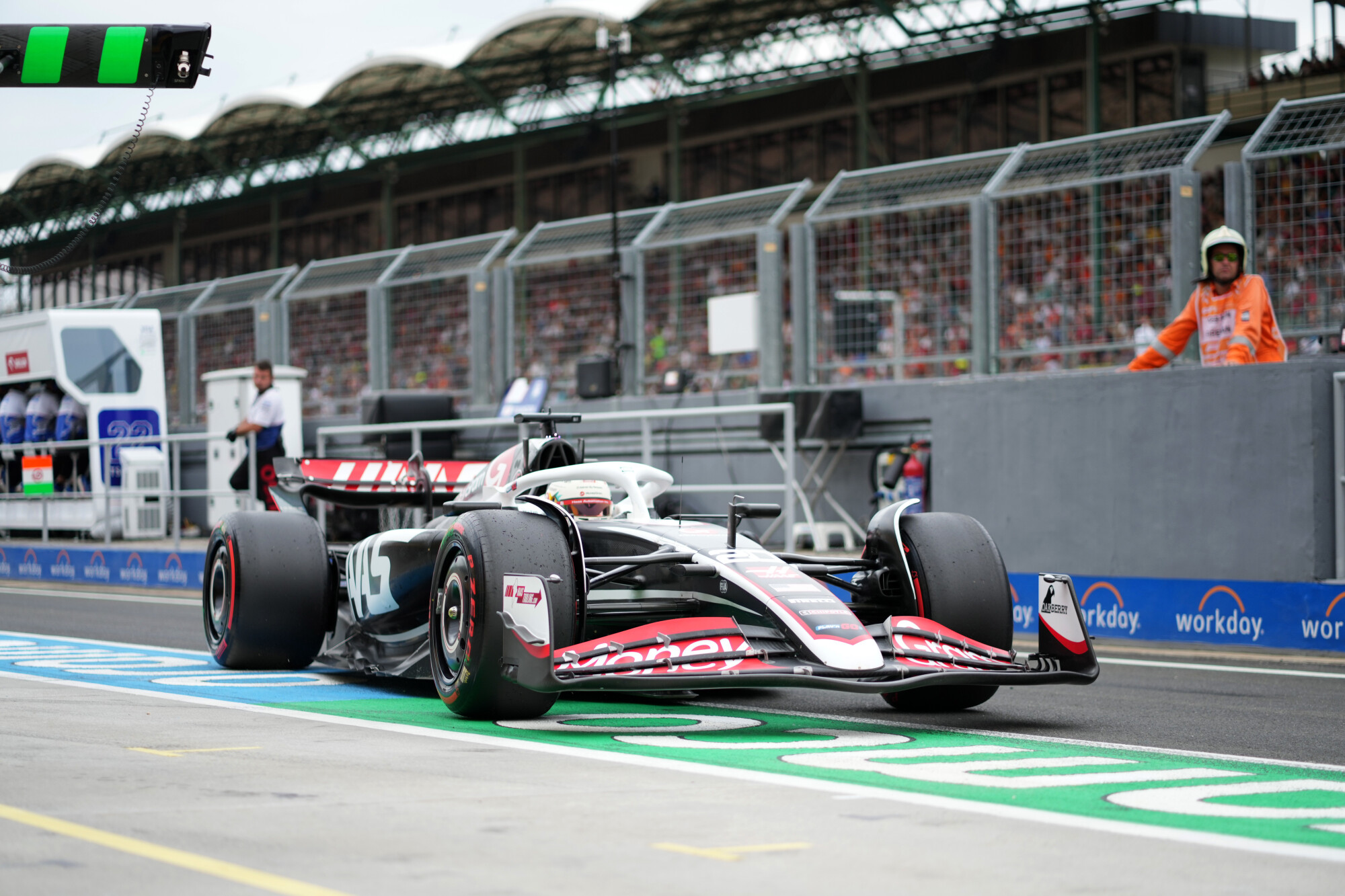 Magnussen Haas pits hongarije
